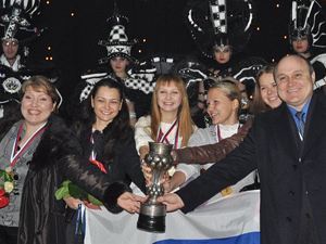 Российская шахматная группа (слева направо): Алиса Галямова, Александра Костенюк, Надежда Косинцева, Валентина Гунина и Татьяна Косинцева с тренером Юрием Дохояном.