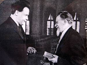 Всесоюзный староста Михаил Калинин (справа) вручает орден Николаю Вознесенскому.