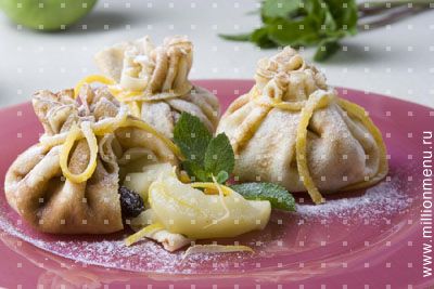 Мешочки с изюмом и яблоками